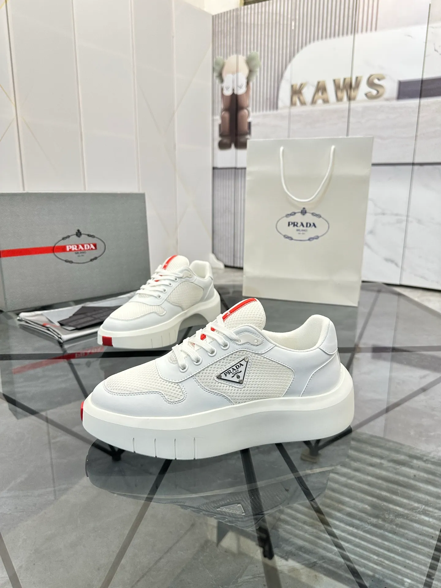 Men's shoes: 💰P620¥ High-end top quality Product trademark: Prada *"Prada*" low-top casual shoes Regular size: 38-45 (can be customized to 46) Product materials: imported first-layer cowhide leather on the upper spliced ​​with original fabric, breathable lining, cowhide foot pads, original ultra-light foam outsole. No.: 001